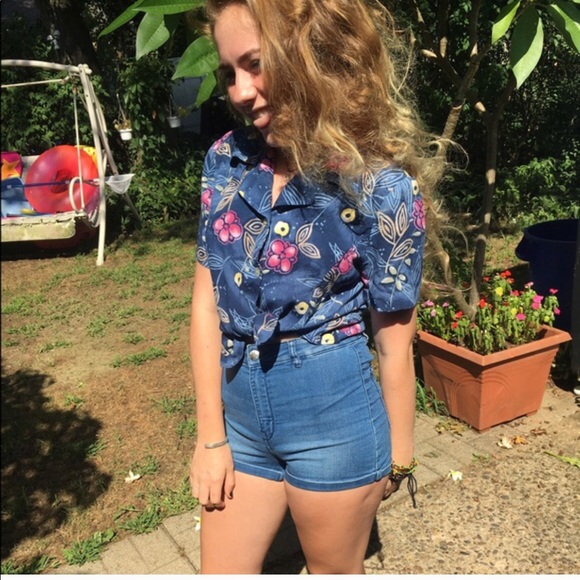 Hawaiin Shirt - Picture 2 of 3